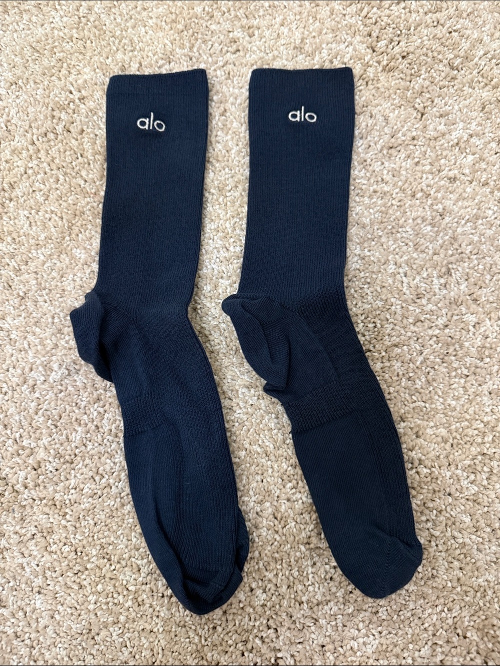 ALO Yoga Men's Crew Socks in Navy with White Logo